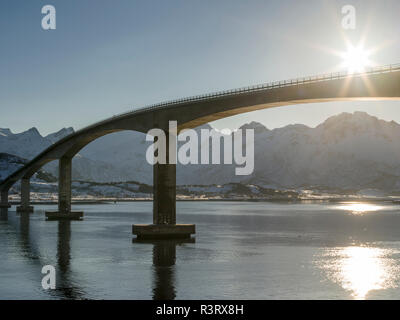 Pont à partir de Gimsoya Austvagoya plus Gimsoystraumen. Les îles Lofoten, dans le nord de la Norvège au cours de l'hiver. La Scandinavie, la Norvège Banque D'Images