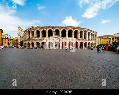 L'Italie, Vérone, Arena di Verona, la Piazza Bra Banque D'Images