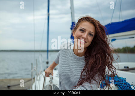 Portrait de femme, s'amusant sur un bateau à voile Banque D'Images