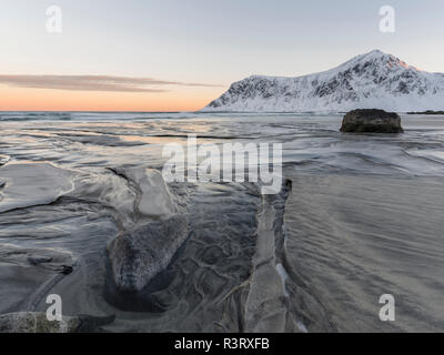 Lever de soleil sur l'Flakstad et Skagsanden beach. La côte près de l'île de Flakstad Flakstadoya,. Les îles Lofoten, dans le nord de la Norvège au cours de l'hiver. Banque D'Images