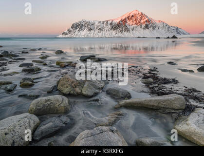 Lever de soleil sur l'Flakstad et Skagsanden beach. La côte près de l'île de Flakstad Flakstadoya,. Les îles Lofoten, dans le nord de la Norvège au cours de l'hiver. Banque D'Images