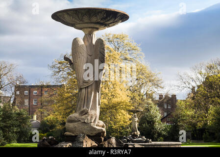 L'Irlande, Dublin, Iveagh Gardens, statue ailée Banque D'Images