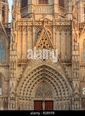 Gothique ouvragée détail de la façade et par les remplages devant la porte principale de la cathédrale de la Sainte Croix et Sainte Eulalia, ou la Cathédrale de Barcelone au coucher du soleil Banque D'Images