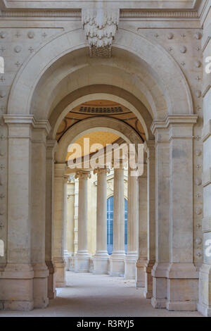 Arcade classique avec une vue en perspective sur la colonnade de style romain au palais Longchamp à Marseille, France Banque D'Images