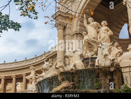 Fontaine de l'palais Longchamp est un monument situé dans le Parc Longchamp à Marseille, France, qui abrite la ville, musée des beaux-arts et naturel Banque D'Images