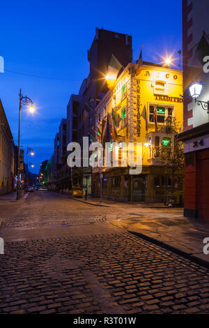 L'Irlande, Dublin, Temple Bar, pub traditionnel, extérieur Half-penny Bridge Pub, aube Banque D'Images