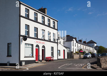 L'Irlande, comté de Donegal, Fanad Peninsula, Rathmullan, vue sur la ville avec la White Harte Pub Banque D'Images