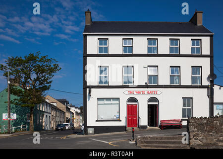 L'Irlande, comté de Donegal, Fanad Peninsula, Rathmullan, vue sur la ville avec la White Harte Pub Banque D'Images