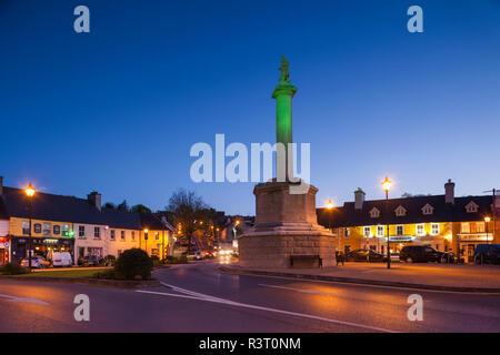 L'Irlande, dans le comté de Mayo, Westport, obélisque octogone, dusk Banque D'Images