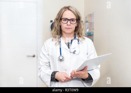 Portrait d'une femme médecin tenant son dossier patient Banque D'Images