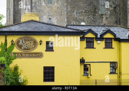 L'Irlande, le comté de Clare, Bunratty, Durty Nelly's Pub, à côté du château de Bunratty Banque D'Images