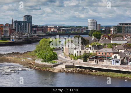 L'Irlande, le comté de Limerick, Limerick, augmentation de la vue sur la ville le long de la rivière Shannon Banque D'Images