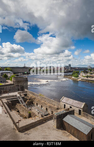 L'Irlande, le comté de Limerick, Limerick City, King John's Castle, 13e siècle, avec la rivière Shannon Banque D'Images