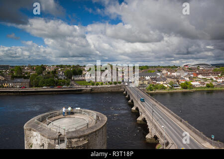 L'Irlande, le comté de Limerick, Limerick City, King John's Castle, 13e siècle, avec la rivière Shannon Banque D'Images