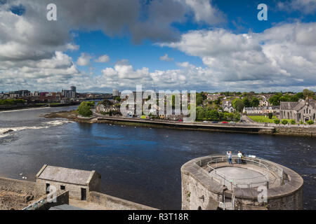 L'Irlande, le comté de Limerick, Limerick City, King John's Castle, 13e siècle, avec la rivière Shannon Banque D'Images