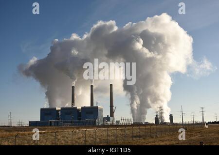 La hausse des émissions des cheminées et de la tour de refroidissement d'une centrale thermique au charbon située près de Wheatland, Wyoming, USA. Banque D'Images