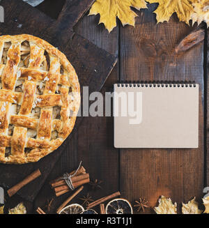 Tarte aux pommes au four sur une carte et un ordinateur portable avec une page vierge pour écrire une recette, vintage tonification, copy space Banque D'Images