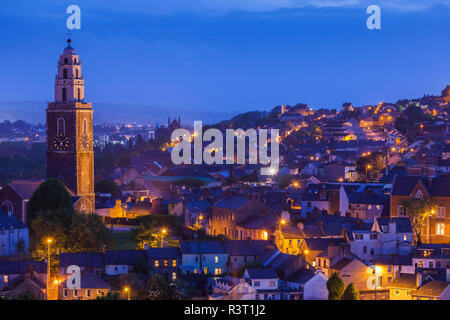 L'Irlande, dans le comté de Cork, la ville de Cork, l'Église Sainte-Anne, elevated view, dusk Banque D'Images