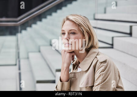 Portrait of blond businesswoman on stairs Banque D'Images