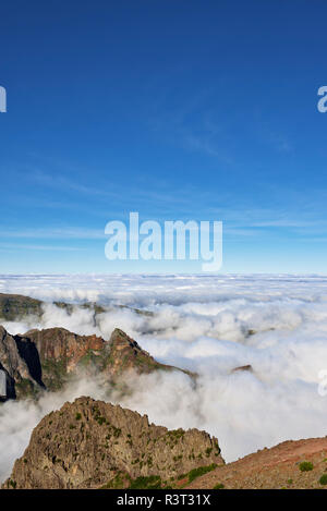 De madère, Pico Ruivo, Mer de nuages en dessous des pics de montagne vu de Pico do Areeiro Banque D'Images