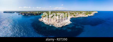 L'Espagne, Îles Baléares, Mallorca, vue aérienne de la baie de Cala Santanyi et Roca Fesa Banque D'Images