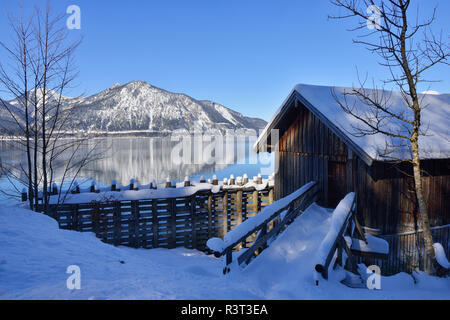 Allemagne, Bad Toelz-Wolfratshausen, boatshouse au lac Walchen en hiver Banque D'Images