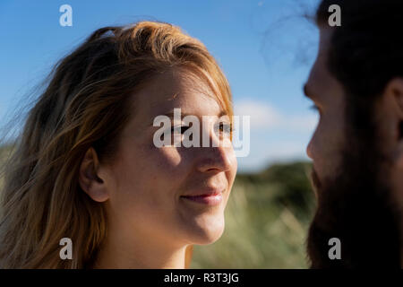 Portrait d'un couple heureux, passer du temps dans la nature Banque D'Images