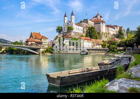 La Suisse, Argovie, Arni, Église et château en face de Aare Banque D'Images