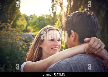 Happy young couple flirting dans un parc en été Banque D'Images