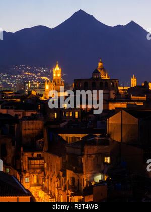 Magnifique coucher de soleil derrière basilique à Palerme, Sicile Banque D'Images