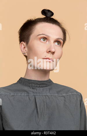 Portrait de femme sérieuse avec les cheveux courts et d'une tresse Banque D'Images