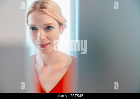 Portrait of young woman working on computer Banque D'Images