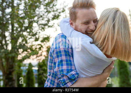 Heureux couple hugging outdoors Banque D'Images