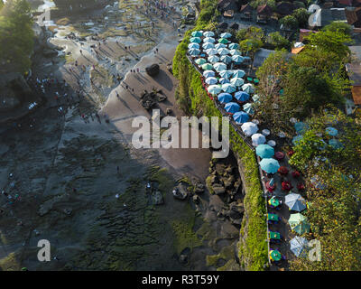 L'INDONÉSIE, Bali, vue aérienne de parasols à Tanah Lot-Temple Banque D'Images