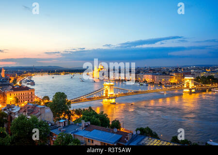 Hongrie, Budapest, vue de Buda à Pest, bâtiment du Parlement et le pont des Chaînes dans la soirée Banque D'Images