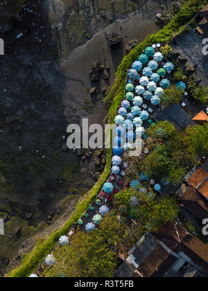 L'INDONÉSIE, Bali, vue aérienne de parasols à Tanah Lot-Temple Banque D'Images