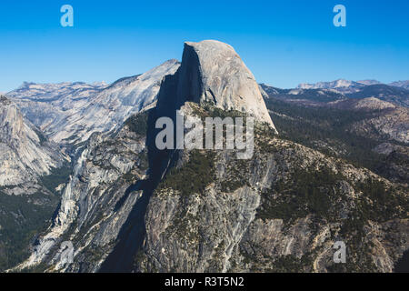 Vue panoramique vue d'été de la vallée Yosemite avec demi dôme mountain, Tenaya Canyon, Liberty Cap, l'automne et le Nevada Vernal Fall, vu de Glacier Point ove Banque D'Images