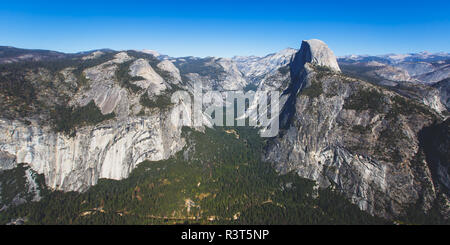 Vue panoramique vue d'été de la vallée Yosemite avec demi dôme mountain, Tenaya Canyon, Liberty Cap, l'automne et le Nevada Vernal Fall, vu de Glacier Point ove Banque D'Images