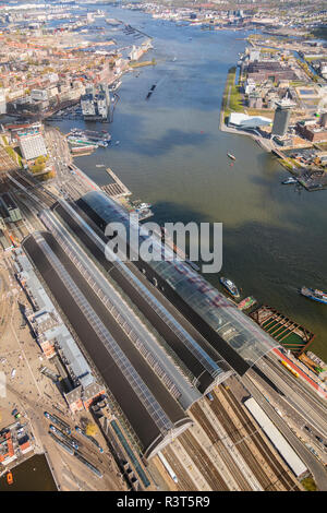 Vue aérienne d'Amsterdam avec la gare centrale d'Amsterdam, Pays-Bas Banque D'Images