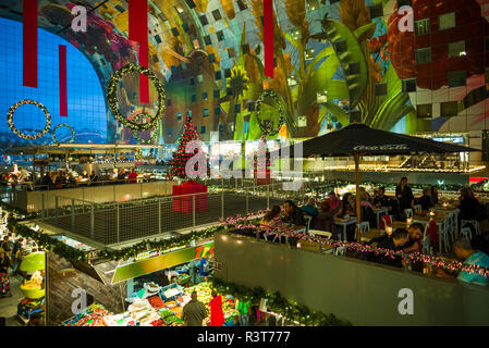 Pays-bas, Rotterdam. Markthal food hall, augmentation de la vue de l'intérieur Banque D'Images