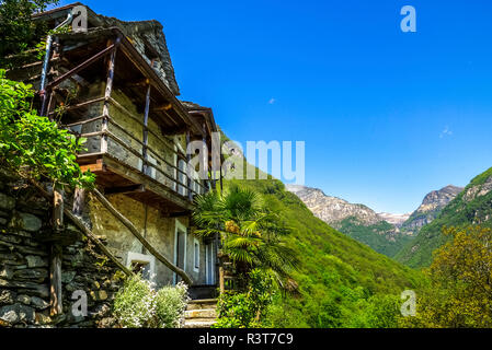 Suisse, Tessin, vallée de Verzasca, Corippo, typique maison en pierre Banque D'Images