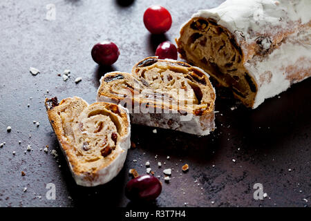 Noël Stollen en tranches de sucre glace Banque D'Images