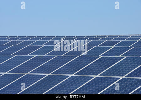 Allemagne, vue d'un grand nombre de panneaux solaires à l'usine solaire domaine Banque D'Images