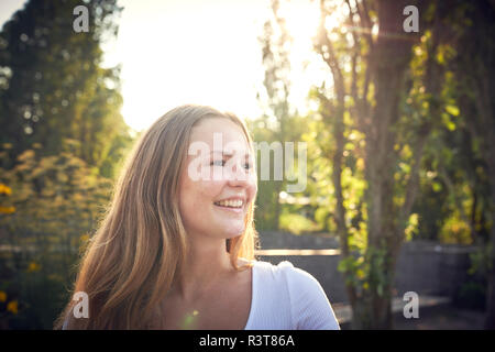 Portrait of a smiling, Pretty Woman en été Banque D'Images