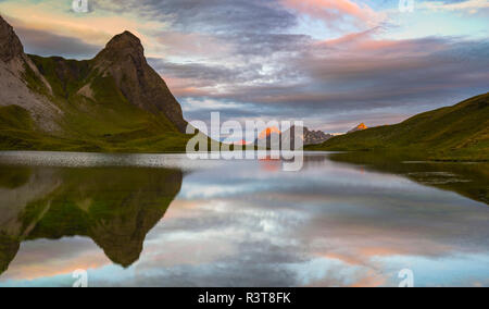 Allemagne, Bavière, Allgaeu, Alpes, lac Rappensee Allgaeu, Kleiner Rappenkopf au lever du soleil Banque D'Images