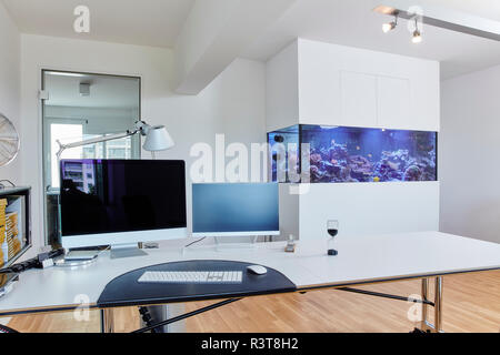 Intérieur d'un bureau moderne avec aquarium Banque D'Images
