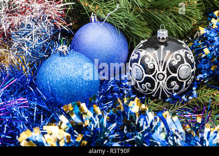 Violet Bleu boules de Noël, guirlandes, arbre de Noël 3 Banque D'Images