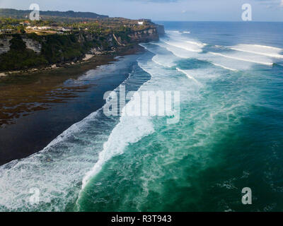 L'INDONÉSIE, Bali, vue aérienne de la plage d'Uluwatu Banque D'Images