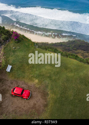 L'INDONÉSIE, Bali, vue aérienne de Nyang Nyang plage, VW Coccinelle et point d'observation Banque D'Images