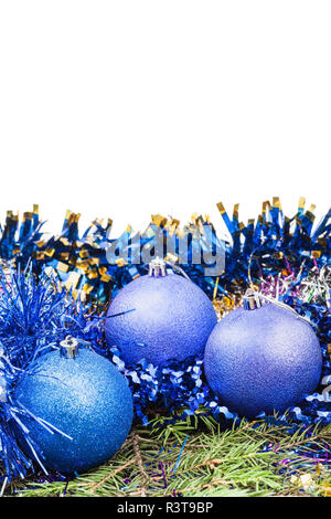 Babioles de Noël bleu et violet sur orange butterfly Banque D'Images